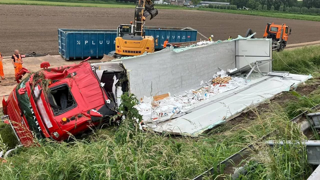 112-nieuws: A27 dicht door 'zalmvrachtauto' • man op crossmotor ten val