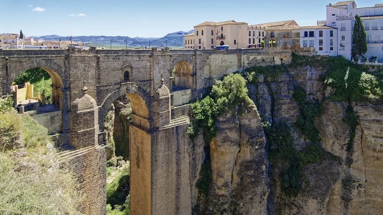 Véritable joyau de l’Andalousie, cette cité millénaire perchée sur une falaise va vous émerveiller