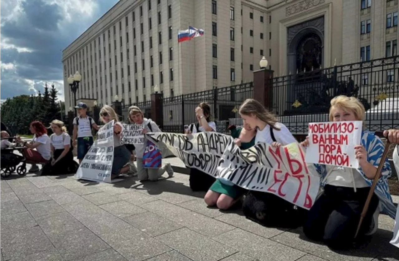 Des femmes de soldats russes mobilisés manifestent devant le ministère de la Défense