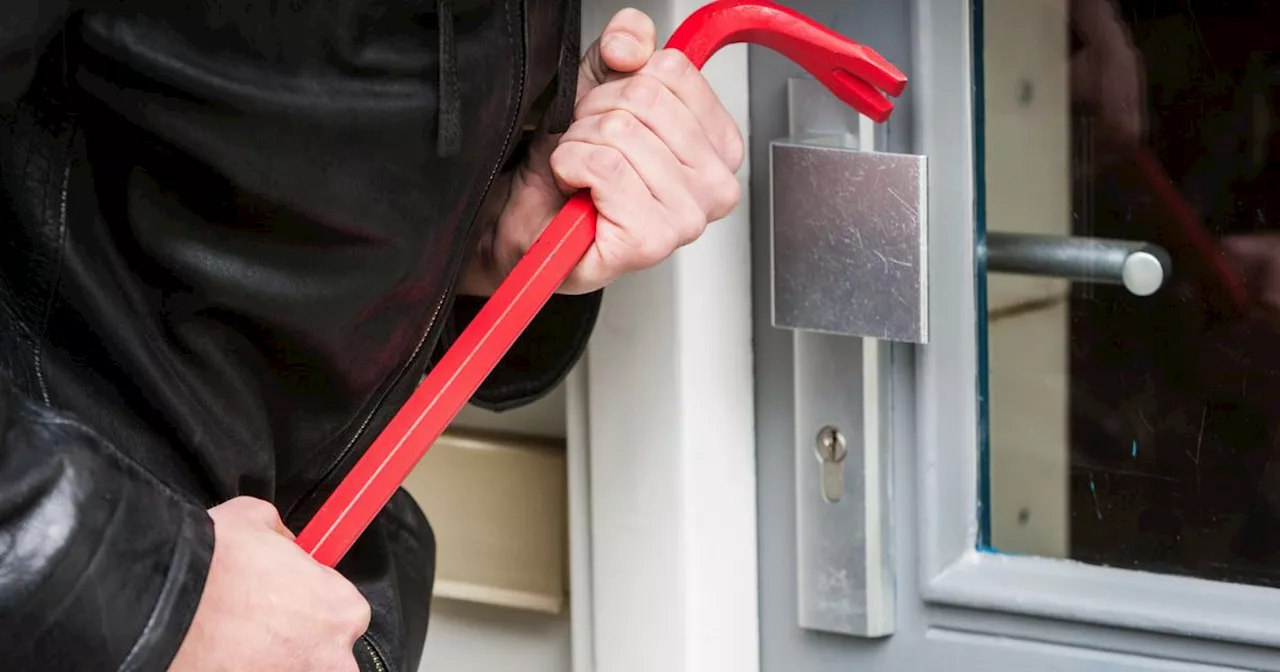 Man gooit eieren tegen woningruit en moet de cel in voor diefstal