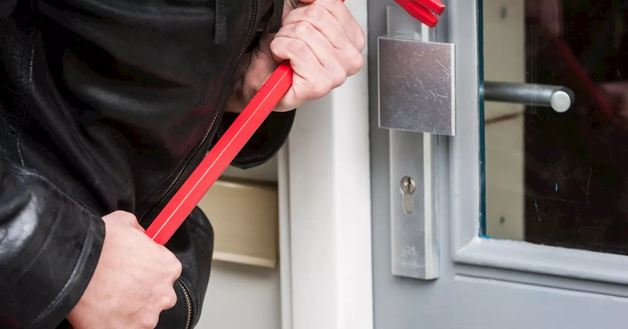 Taak- en celstraf voor diefstal uit woning en busje in Assen