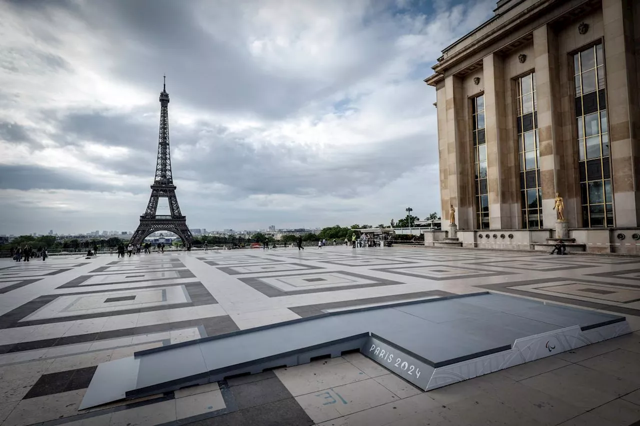 Cercueils de « soldats français » au pied de la tour Eiffel : trois suspects présentés à un juge d’instruction