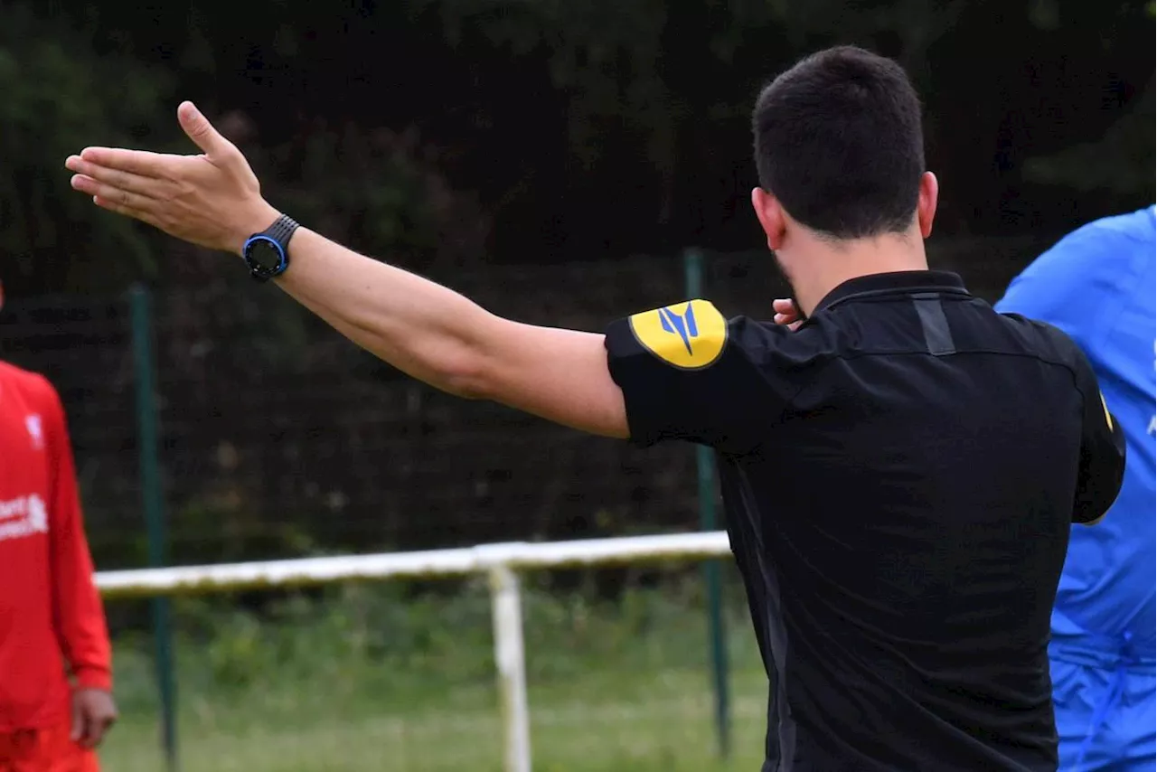 Un arbitre de football porte plainte après avoir été agressé lors d’un match en Dordogne