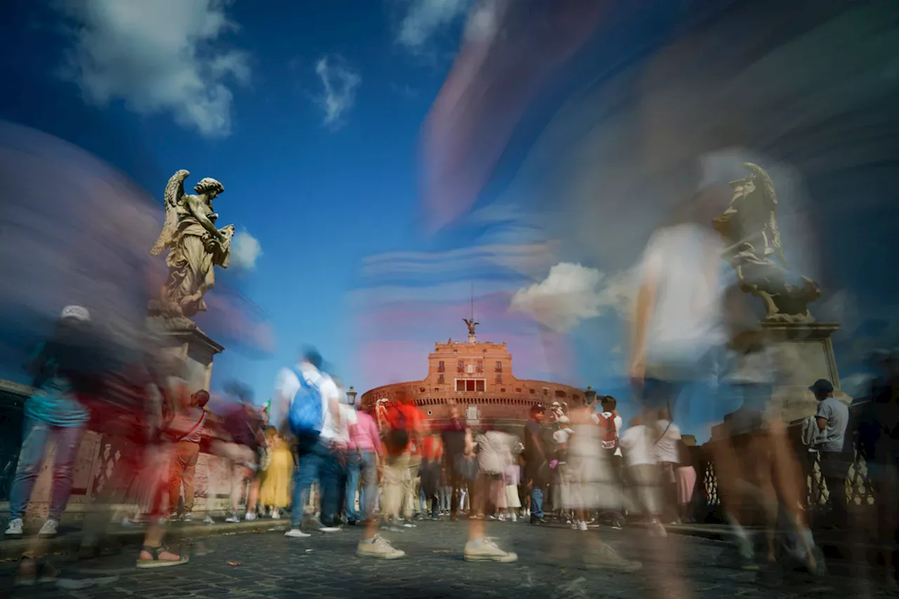 So viele Touristen wie nie verstopfen Rom. Wie können Italiens Städte reagieren?