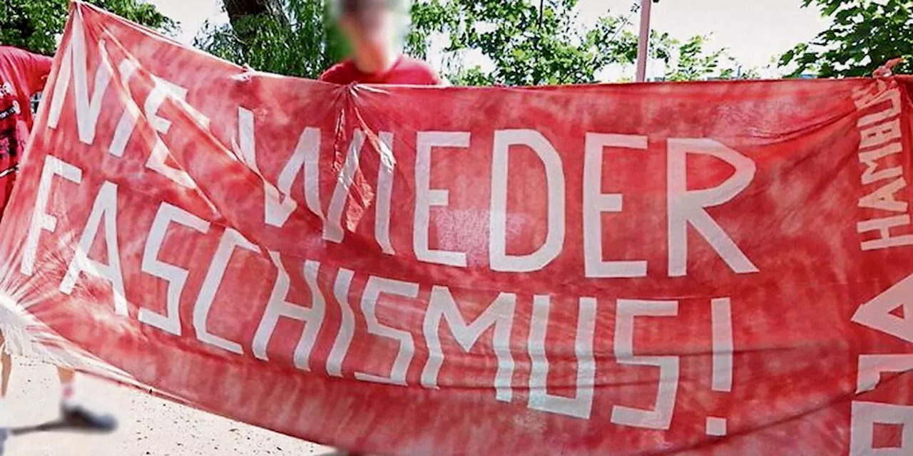 Polizei lässt Banner abnehmen: „Nie wieder Faschismus“ verboten