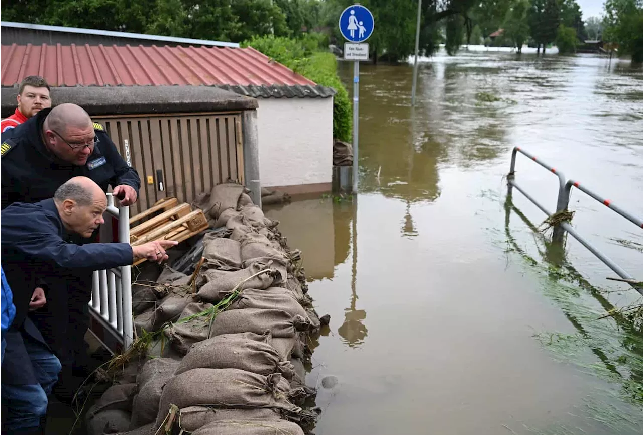 Thousands evacuated from German flood zone as Scholz visits