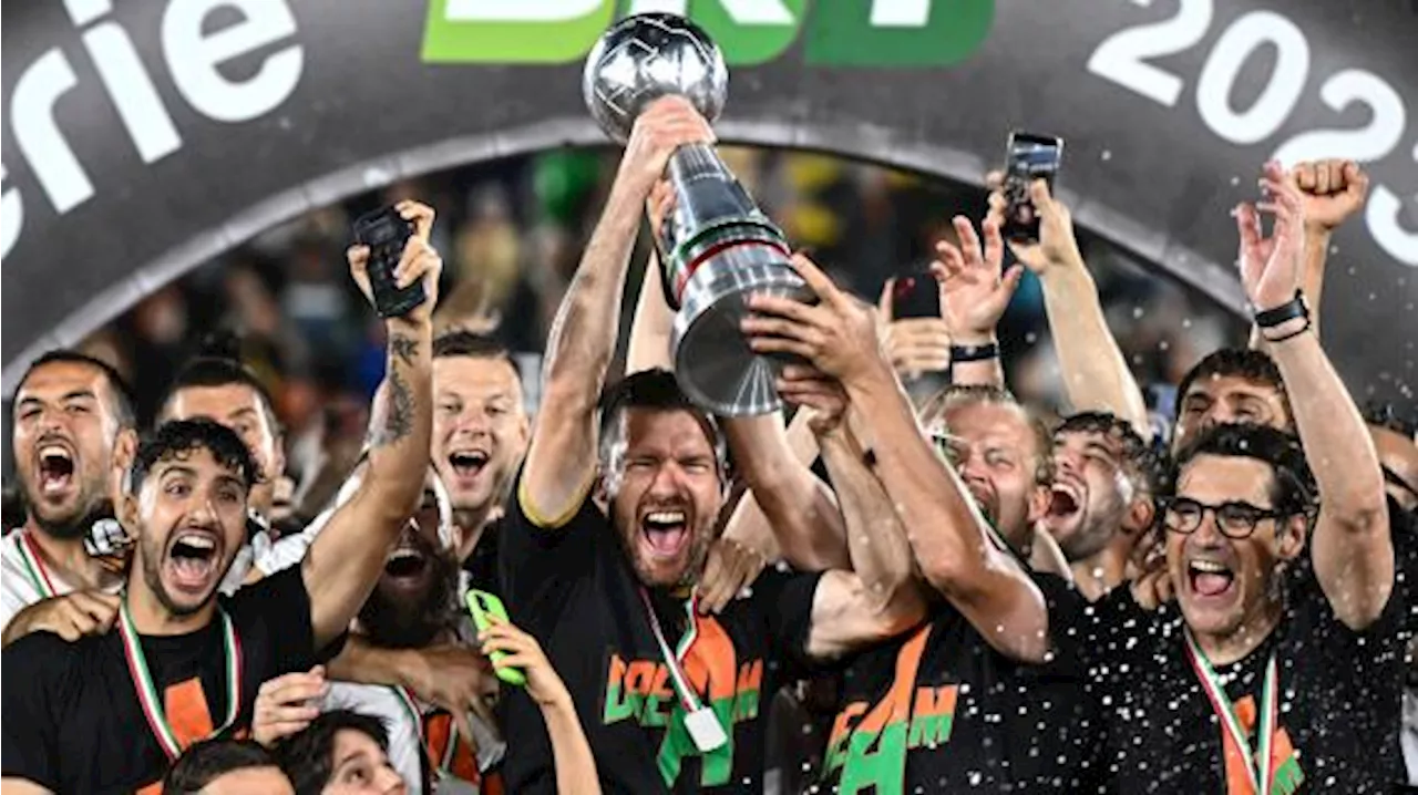 Il Venezia torna in Serie A: le immagini della premiazione e della festa al Penzo