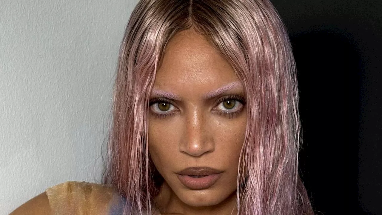 Elodie stravolge il suo beauty look: capelli e sopracciglia sono total pink