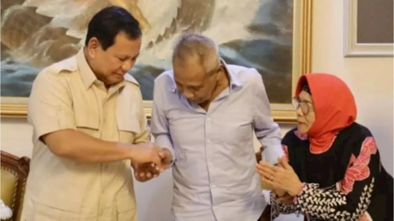 Momen Prabowo Subianto Jenguk Mantan Komandannya Jenderal Subagyo HS yang Tengah Sakit