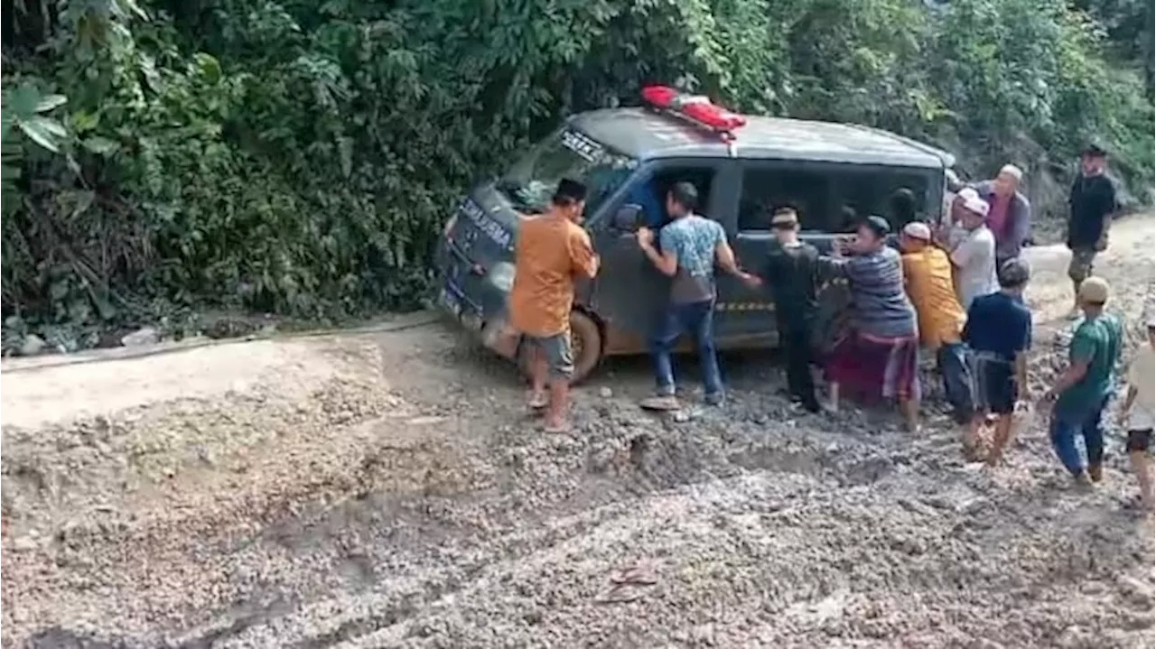 Tragis! Mobil Ambulans Bawa Jenazah ke Rumah Duka Terperosok