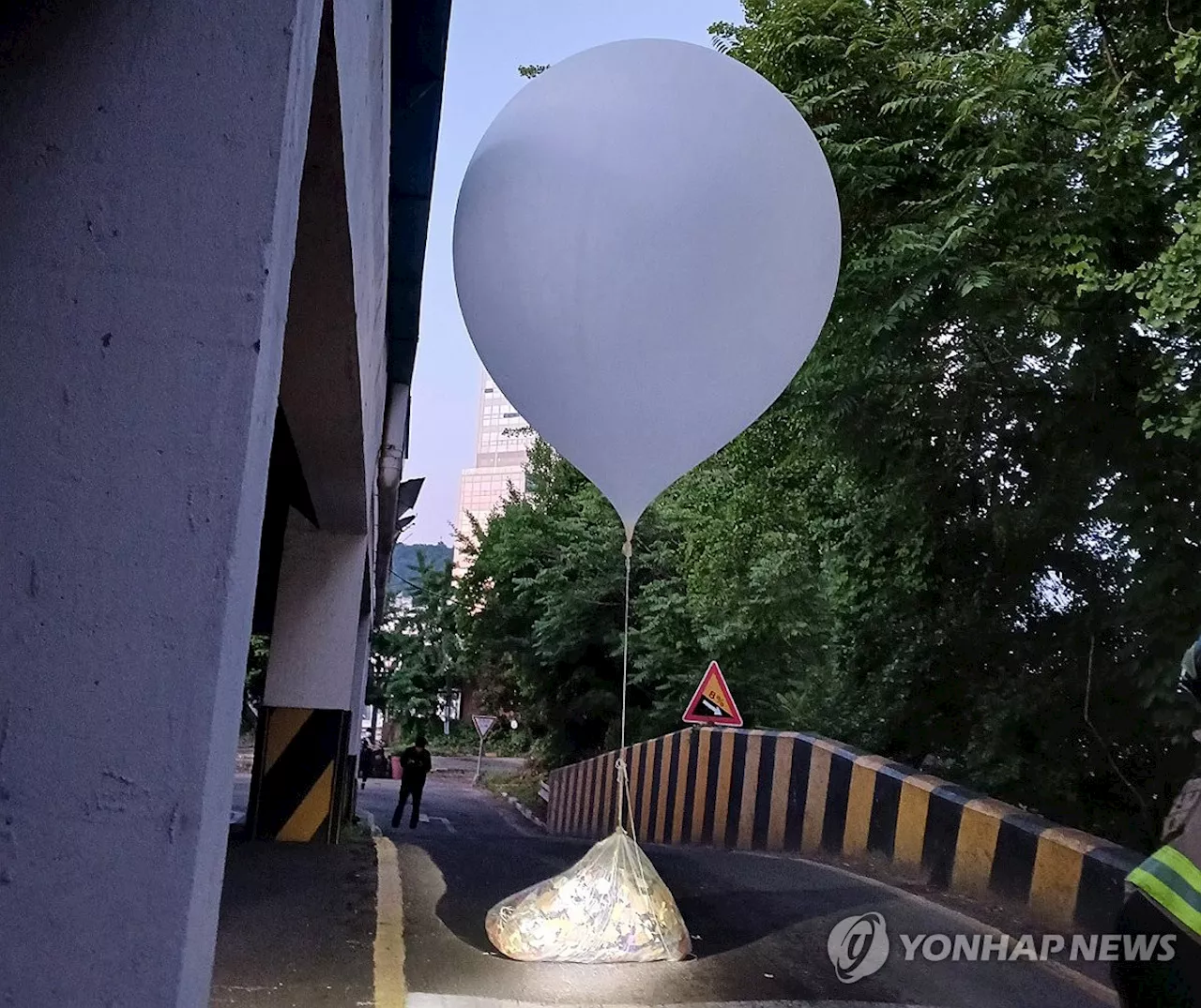 민주 '北 오물풍선 도발, 대북전단 살포 탓…尹정부가 자초'