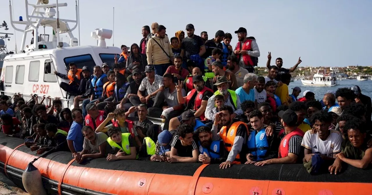 Oltre 300 migranti in 24 ore a Lampedusa, 242 nell'hotspot