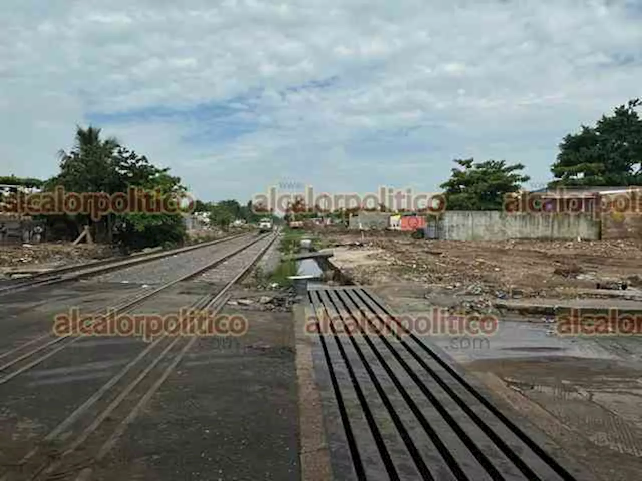 Avanza derrumbe de casas a orillas del paso del Ferrocarril del Istmo de Tehuantepec