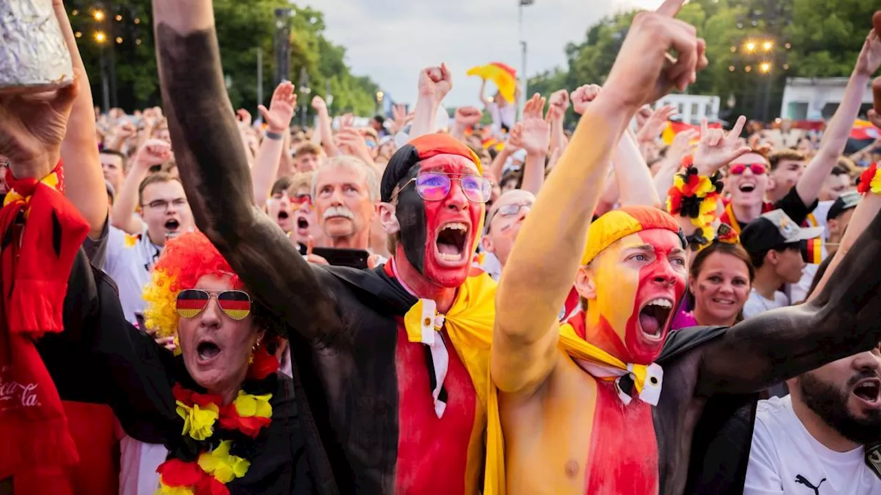 Tausende Fußball-Fans feiern in Berlin