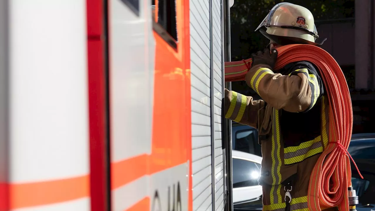 Bei Unwetter: Haus nach Blitzeinschlag in Flammen und unbewohnbar