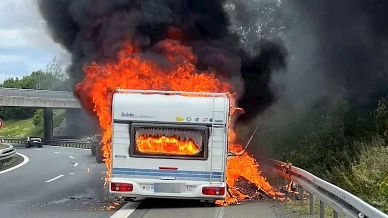 Wohnwagen brennt auf A93 komplett aus