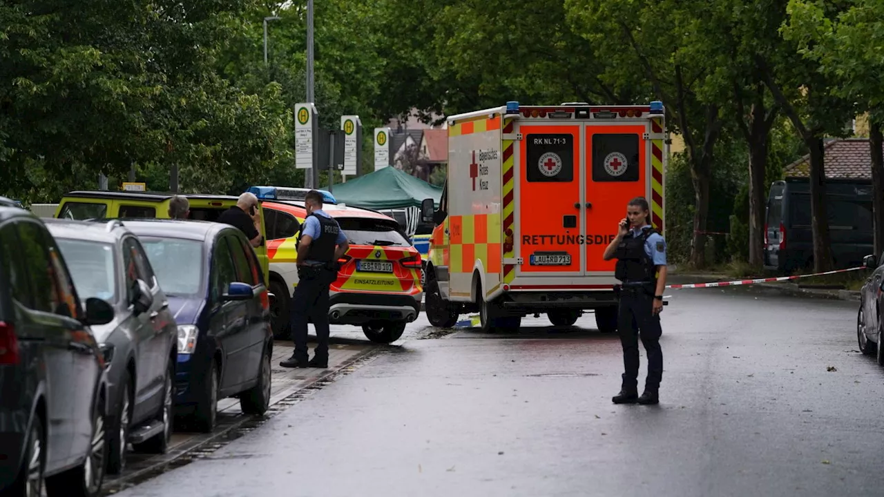 Messerattacke auf Polizisten an Bahnhof in Lauf – Angreifer erschossen