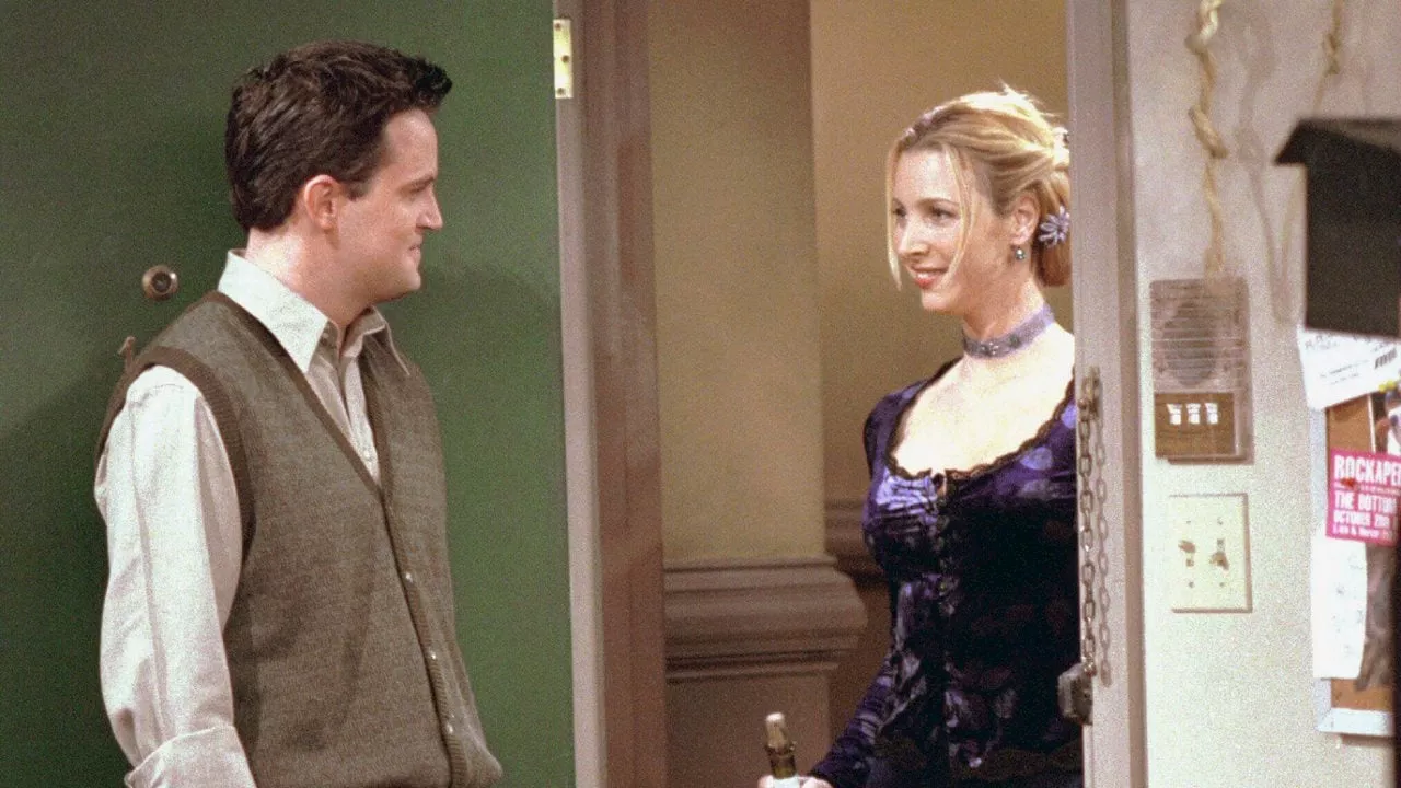 Lisa Kudrow sta facendo il rewatch di Friends per ricordare Matthew Perry