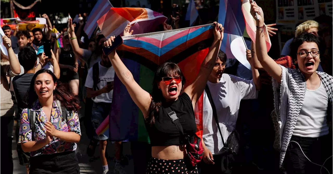 Gouverneur verbietet Pride-Parade in Istanbul – trotzdem zahlreiche Menschen versammelt