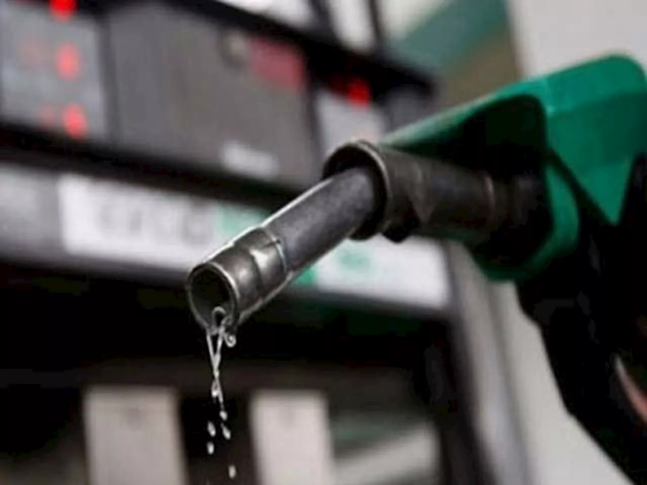 حکومت نے پٹرول اور ڈیزل کی قیمتیں بڑھا دیں