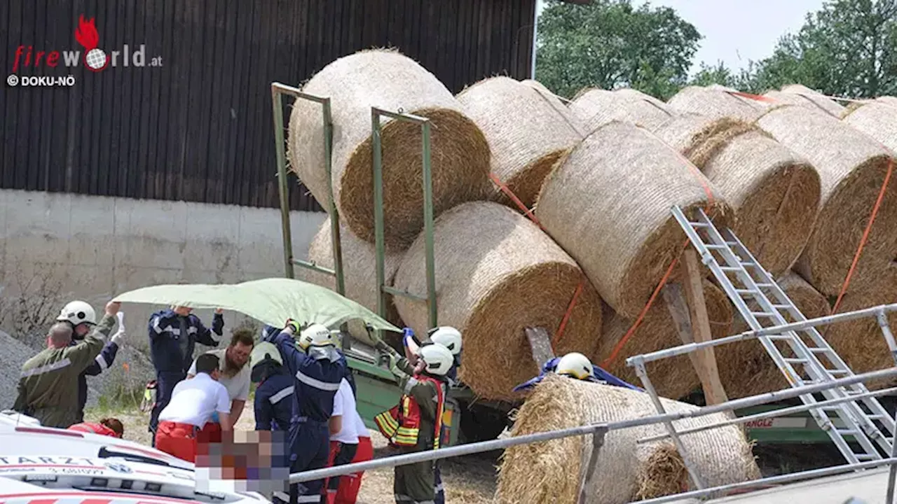 Nö: Landwirt in Kirnberg an der Mank von von Anhänger stürzendem, großem Strohrundballen überrollt und schwer verletzt