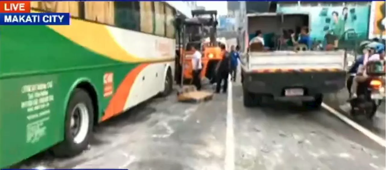 Bus, inararo ang mga concrete barrier sa EDSA-Guadalupe Bridge