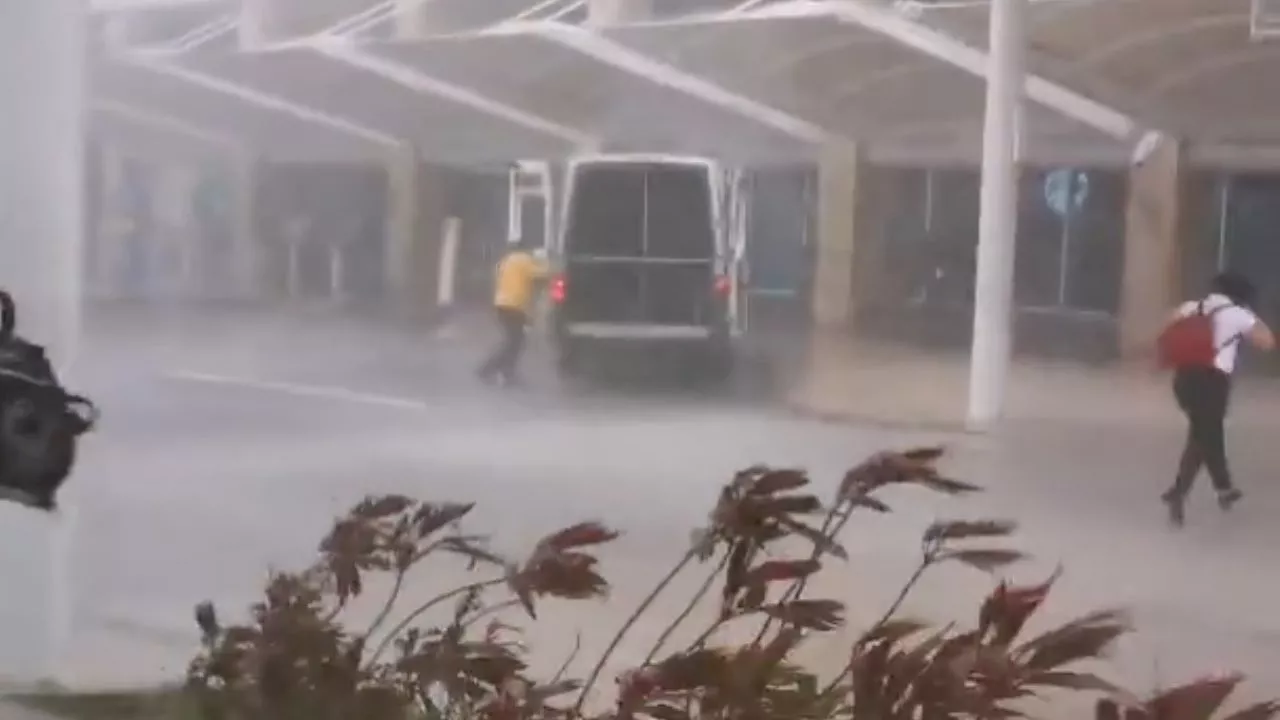 Huracán Beryl ya provoca lluvias torrenciales y fuertes vientos en Quintana Roo