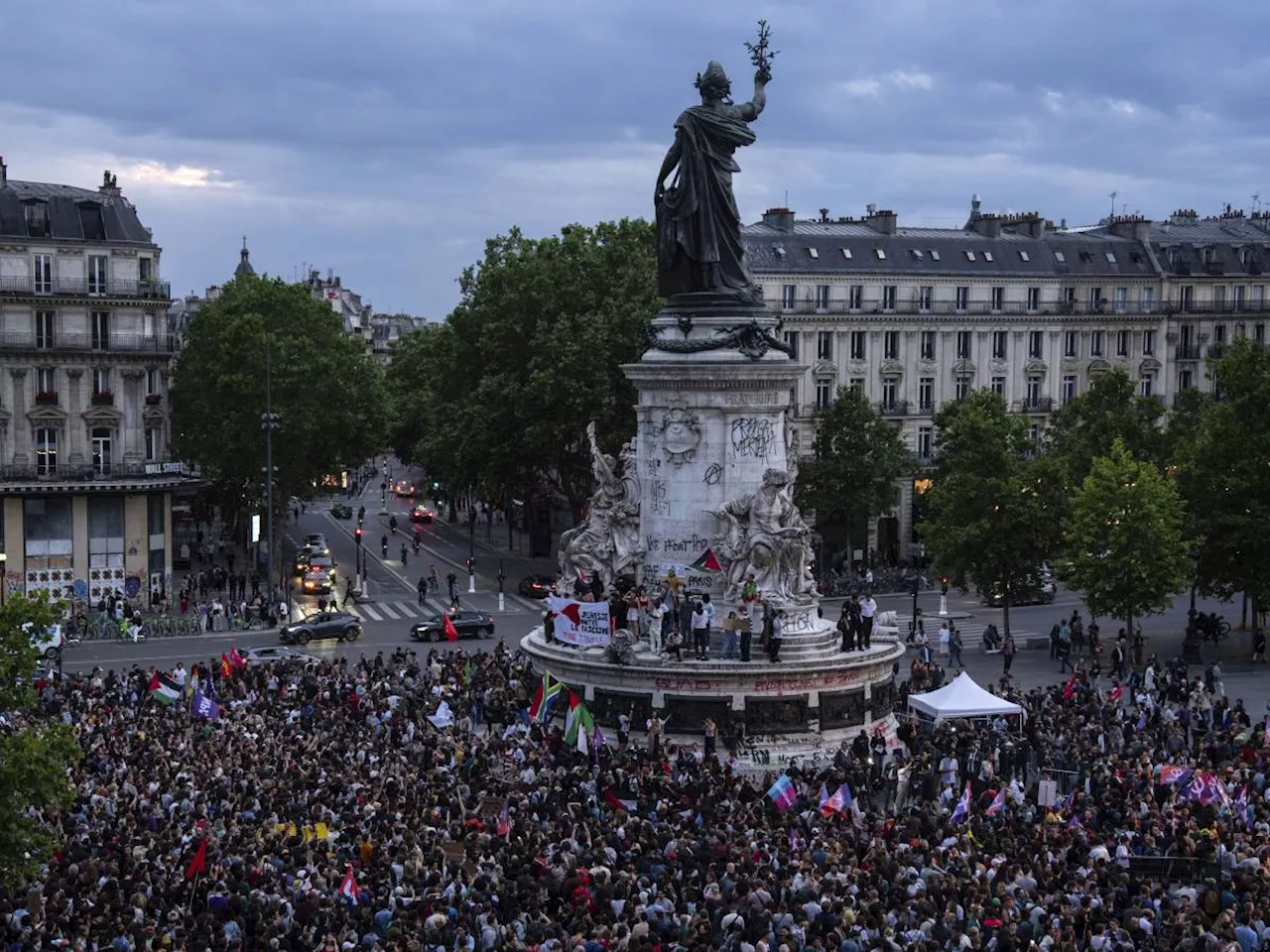 Parigi, migliaia di manifestanti in piazza contro il Rassemblement National