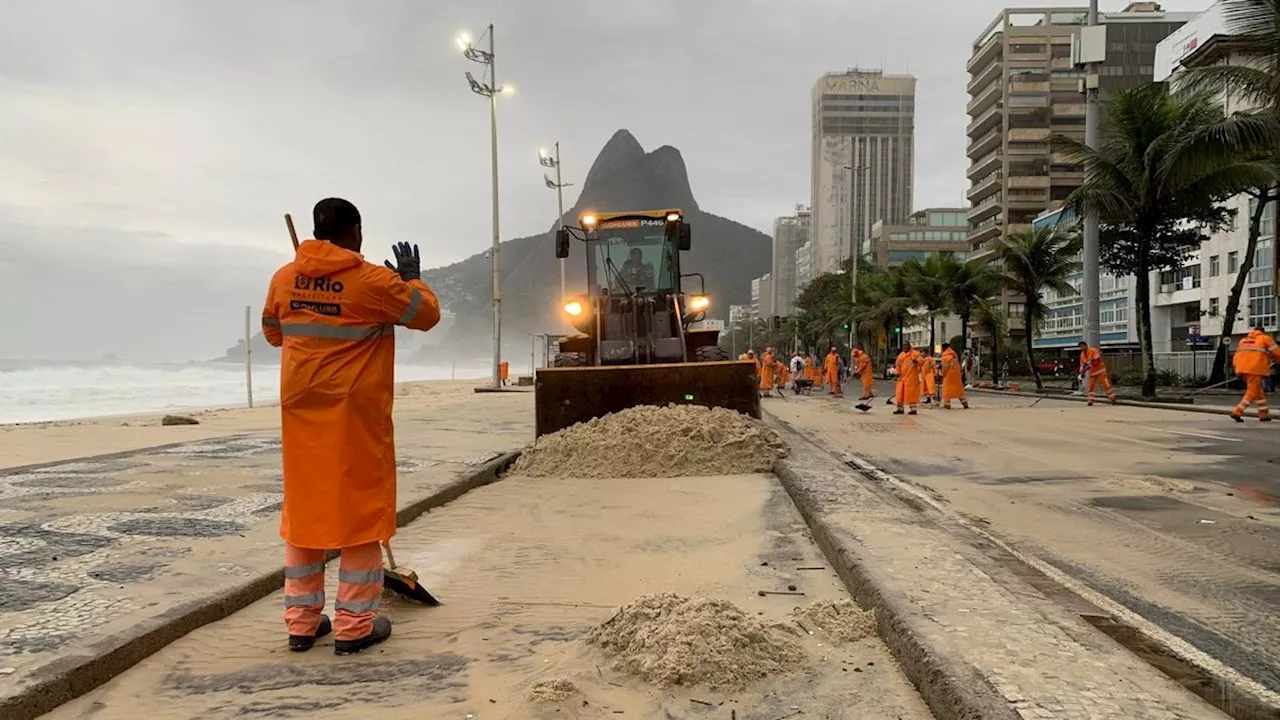 Com ressaca, ondas invadem calçadão da praia do Leblon e levam areia para as pistas da Delfim Moreira