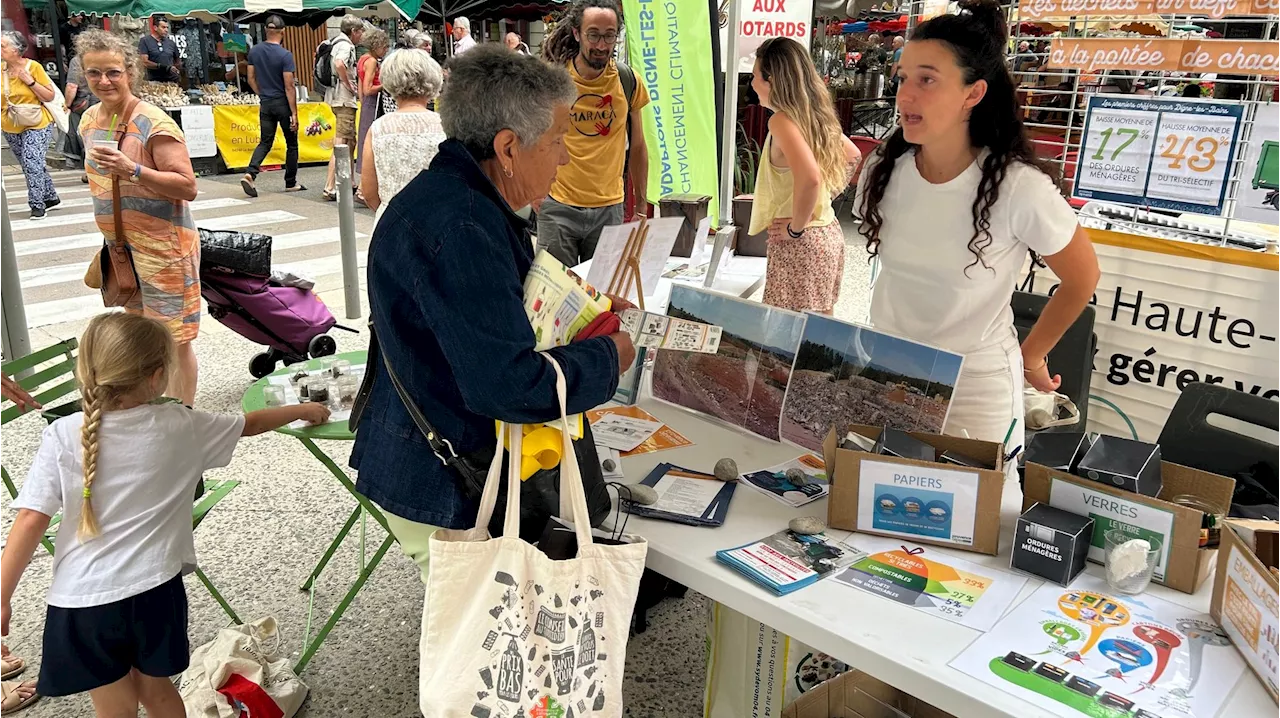 Installé sur le marché provençal de Digne-les-Bains, l'atelier biodéchets recueille de nombreux suffrages