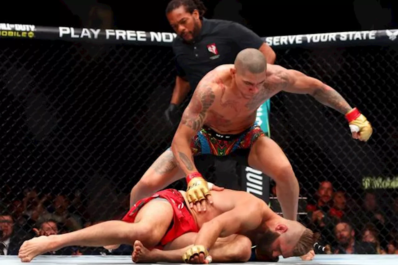 Alex Pereira éteint Jiri Prochazka d'un high-kick et reste champion UFC des lourds-légers