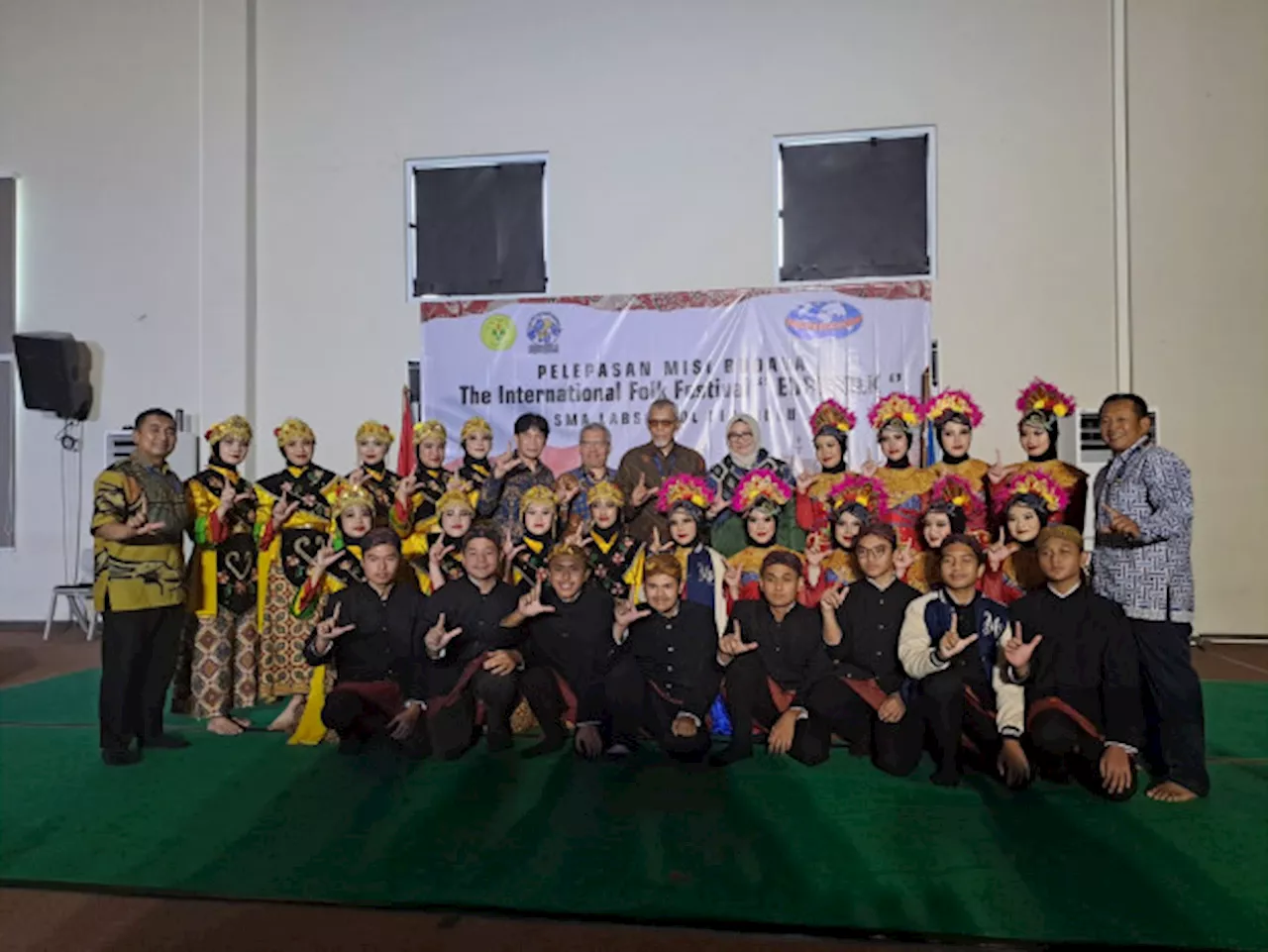 Pelajar SMA Labschool Cirendeu Tangsel Bawa Misi Budaya ke Festival Internasional Polandia