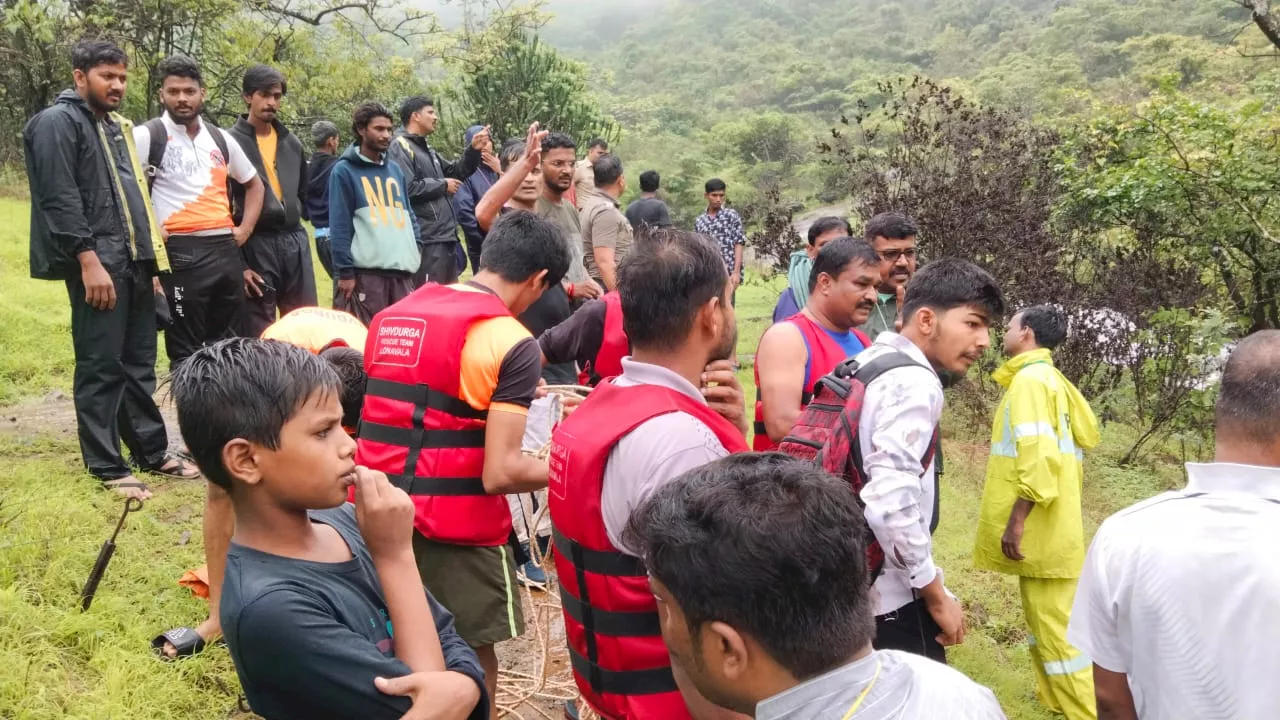 छुट्टियां मनाने लोनावला गया था पूरा परिवार, एक महिला और 4 बच्चे झरने में बहे; 3 का शव बरामद