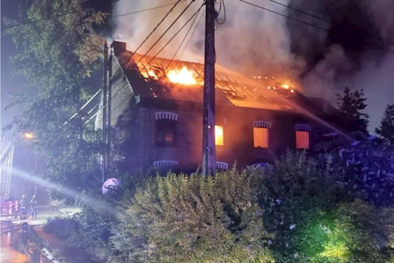 Brandweer redt hond uit woning bij uitslaande brand