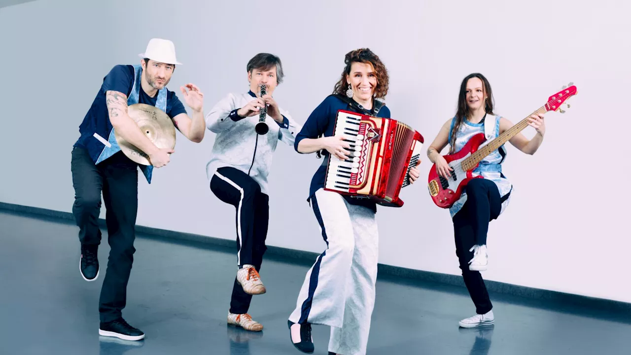 Musik und Reparatur am Dorfplatz St. Andrä-Wördern