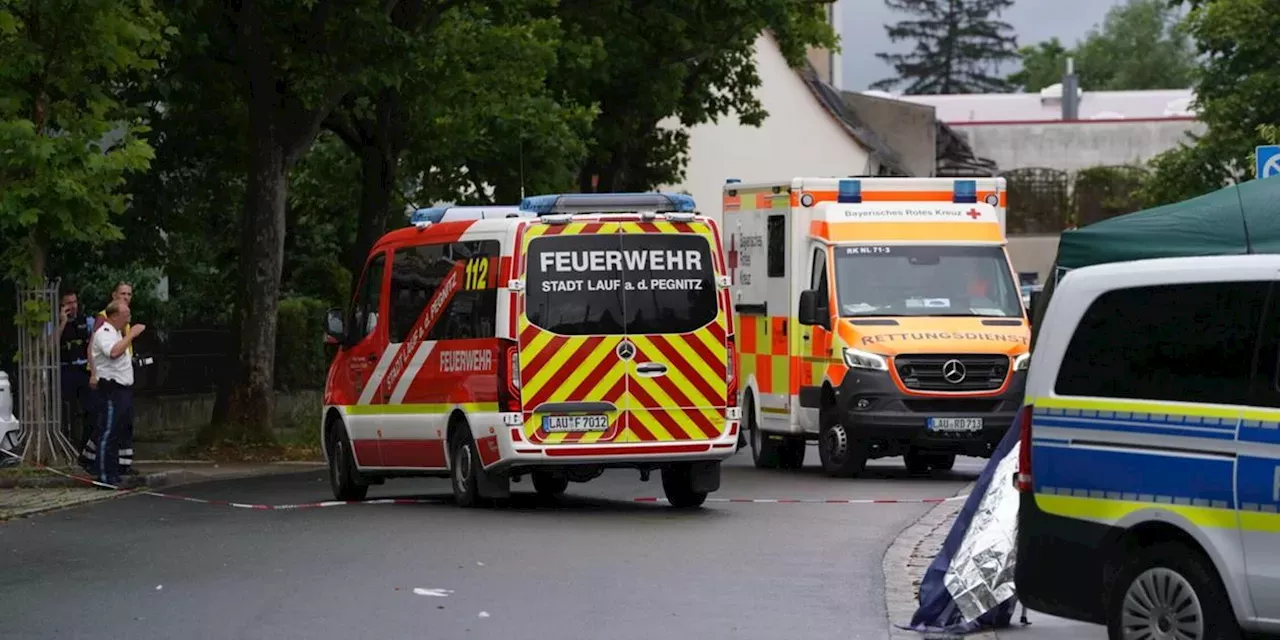 Nach Messerangriff Auf Polizei: Beamter Zieht Waffe Und Schießt ...