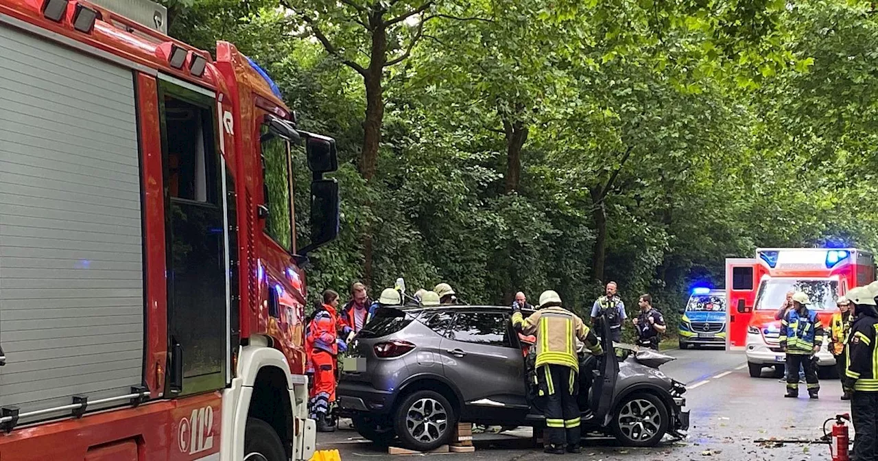 87-Jähriger baut schweren Unfall in Gütersloh: Stadtring Kattenstroth gesperrt