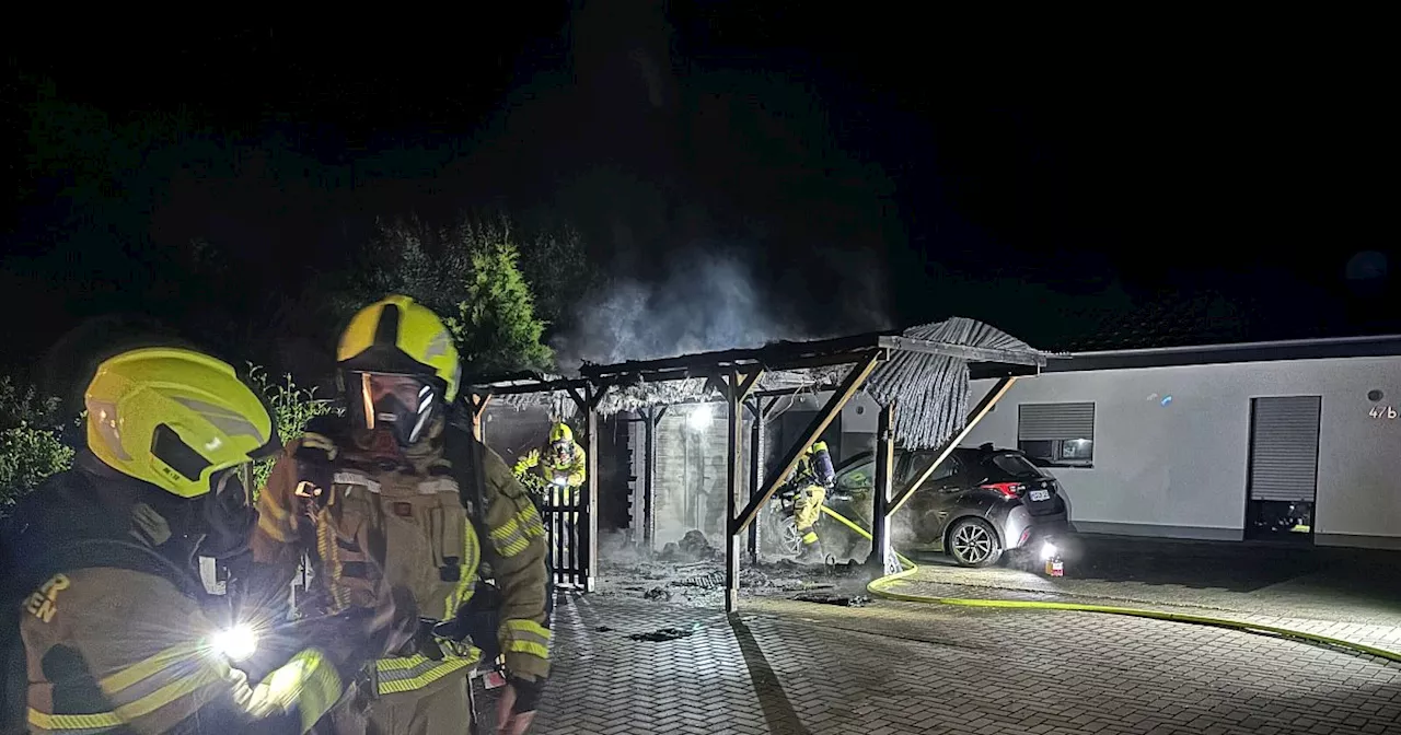 Feuerwehr löscht brennendes Carport in Bad Oeynhausen