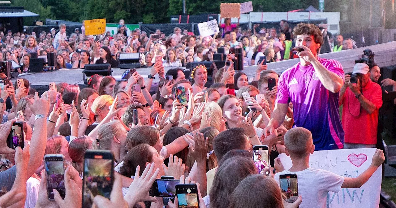 Viele Fotos vom Konzert: Wincent Weiss kommt den Fans in Büren ganz nah