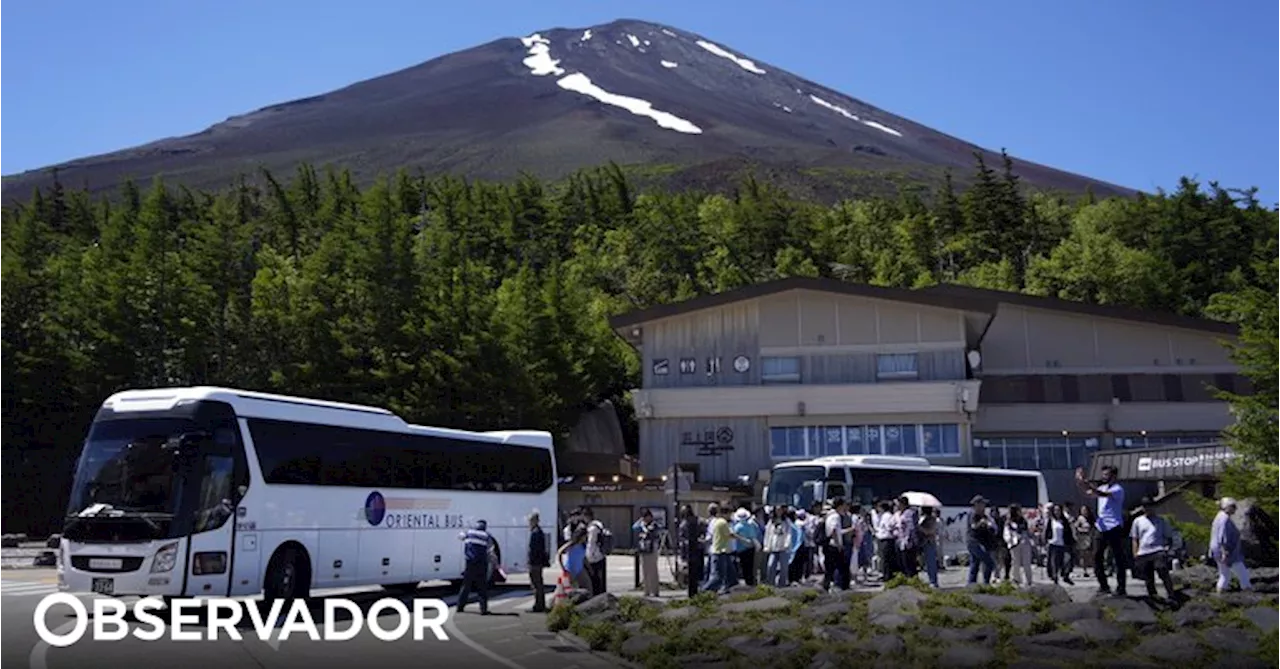 Monte Fuji com novas restrições a partir de 2.ª feira para controlar turismo