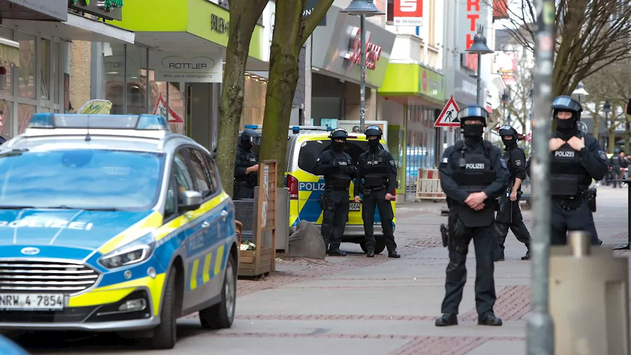 Bochum: Fünf Menschen nach Kontakt mit Flüssigkeit verletzt