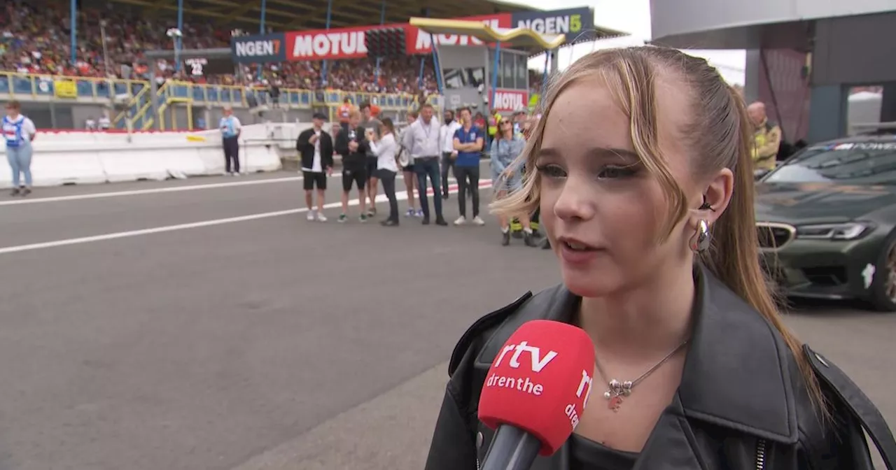 Emma Kok (16) zong Wilhelmus voor de start van MotoGP: 'Mega grote eer'