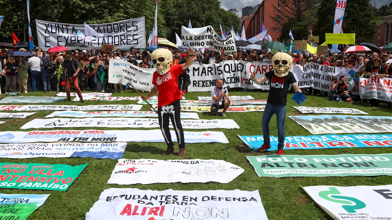 Miles de personas rodean la sede de la Xunta de Galicia en Santiago de Compostela al grito de 'Altri no'