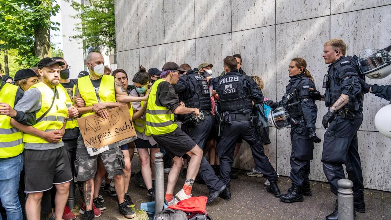 Essen: AfD-Delegierter beißt Demonstranten ins Bein