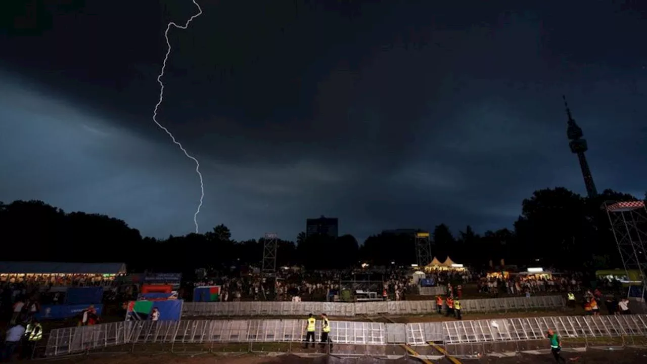 Fußball-EM: Blitz und Regen beenden Fußball-Fanfeste vorzeitig