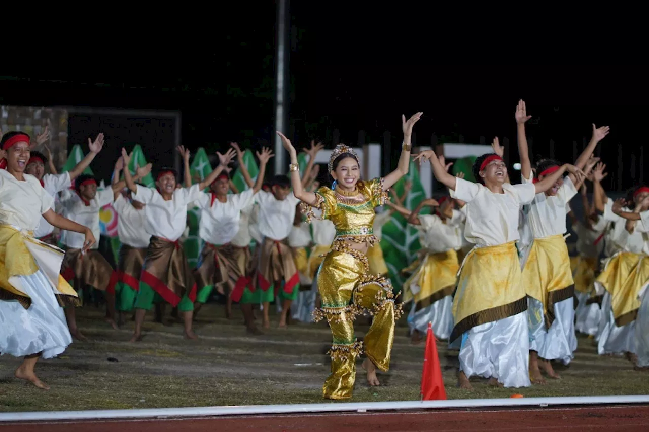 Cagayanons mesmerized by 'Pabbarayle' dancers