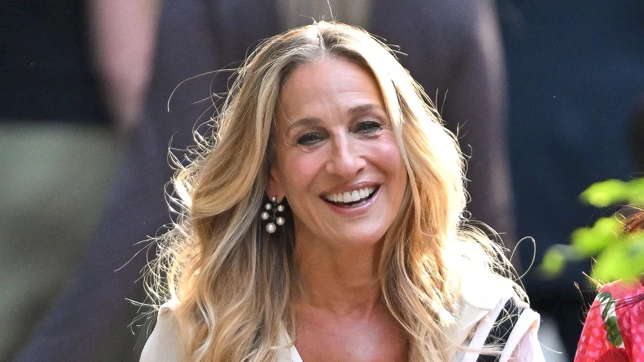 Sarah Jessica Parker impresiona con un vestido camisero y zapatos pumps