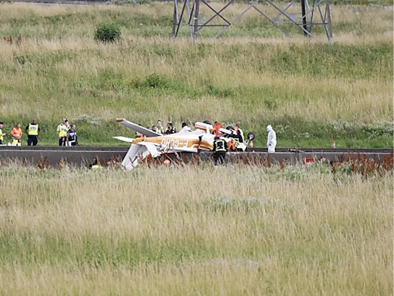 Drei Tote bei Absturz von Flugzeug auf Autobahn bei Paris