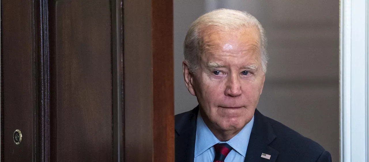 Votantes dice que Biden no debería postularse, según sondeo después del debate