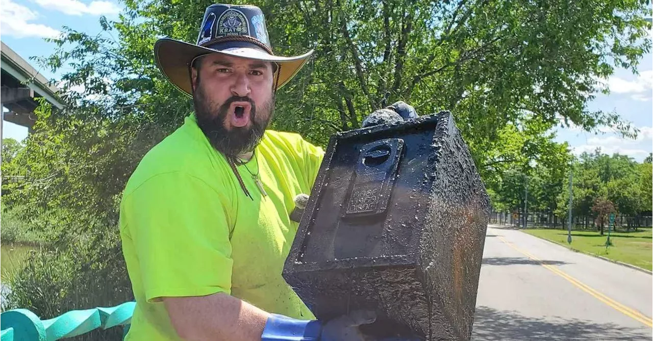 New York magnet fisher catches safe full of soggy $100 bills, he says